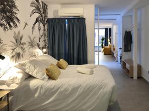 Postel nebo postele na pokoji v ubytování PATIOdeLUZ - Stylish apartments in Párraga 13