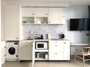 Kuchyň nebo kuchyňský kout v ubytování PATIOdeLUZ - Stylish apartments in Párraga 13