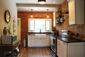Η κουζίνα ή μικρή κουζίνα στο Historic Neighborhood 2 Blocks From Downtown Bozeman, +32 φωτογραφίες