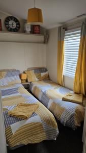 Ένα ή περισσότερα κρεβάτια σε δωμάτιο στο 3 Bed Caravan - Sleeps 6 - Pets - Parking - Wifi