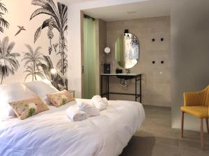 Postel nebo postele na pokoji v ubytování PATIOdeLUZ - Stylish apartments in Párraga 13