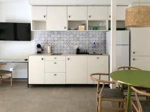 Kuchyň nebo kuchyňský kout v ubytování PATIOdeLUZ - Stylish apartments in Párraga 13