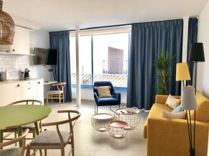 Posezení v ubytování PATIOdeLUZ - Stylish apartments in Párraga 13