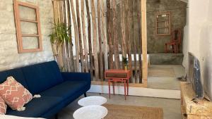 Una sala de estar con un sofá azul y una mesa. en Casal da Lapa, en Lapa