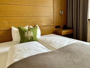 Postel nebo postele na pokoji v ubytování Hotel Zirbenhof