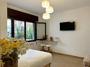 梅斯特Thalia Room Venezia Mestre的带床和花瓶的卧室