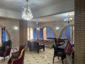 Veitingastaður eða matsölustaður á فيلا عائلات فقط Families only - سيدى كرير Sidi Krir - خارج القرى السياحية Outside tourist villages- حديقة خاصة مستقله ومسبح خاص مشترك Private Garden-Shared Pool