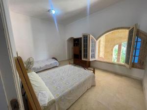 Rúm í herbergi á فيلا عائلات فقط Families only - سيدى كرير Sidi Krir - خارج القرى السياحية Outside tourist villages- حديقة خاصة مستقله ومسبح خاص مشترك Private Garden-Shared Pool +37 myndir