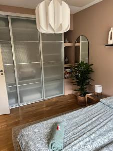 een slaapkamer met een bed en een grote spiegel bij Top floor apartment with mountain view, terrace 22sqm, free parking in Bergen