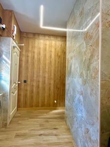 Cette chambre est dotée d'un mur en pierre et d'une porte. dans l'établissement Hostel Vida Verde, à Madrid