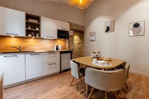 une cuisine et une salle à manger avec une table et des chaises dans l'établissement Le Volnay, à Dijon
