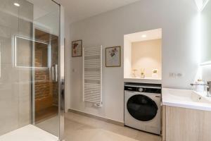 une salle de bains avec lave-linge et lavabo dans l'établissement Le Volnay, à Dijon 9 autres photos