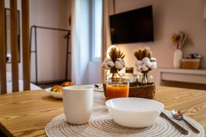 une table en bois avec deux bols et un verre de jus d'orange dans l'établissement Le Volnay, à Dijon