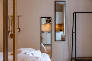 une vue d'une chambre avec un miroir et une cuisine dans l'établissement Le Volnay, à Dijon