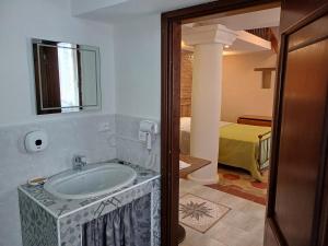 A bathroom at La Fortezza di Gavi - Még 37 kép