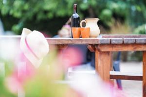 阿西西Agriturismo - La Campagna di San Francesco的桌上的一瓶酒和一个水壶 更多36张照片