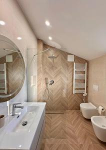 Koupelna v ubytování ABC Apartment Blloku Center + 18 fotografií