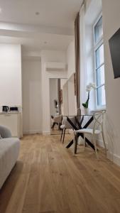 a living room with a table and chairs at Situation exceptionnelle HARMONY III in Carcassonne