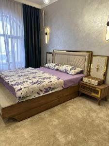Ένα ή περισσότερα κρεβάτια σε δωμάτιο στο Аппартаменты-Пентхаус двухэтажный в центре Ташкента, имеется 2 спальни, 2 санузла, отдельная гостинная и отдельная кухня +29 φωτογραφίες