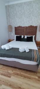 een slaapkamer met een groot bed met twee kussens bij Casa da Açoteia - Bright City Center Apartment with a Private Outdoor Terrace in Faro