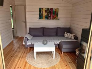 ein Wohnzimmer mit Sofa und Tisch in der Unterkunft Villa Tiny House in Bleckede