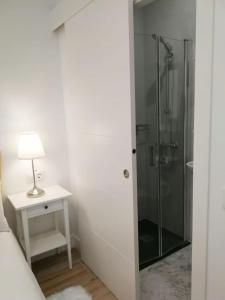 a bathroom with a shower with a glass door at Habitación Sa Palomera con baño privado a 2 min del mar in Blanes