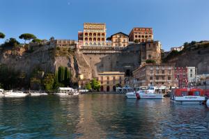 vista su una città con barche in acqua di Maison Alice a Sorrento