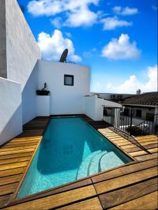 una piscina sul ponte di una casa di Casa de Medina a Medina Sidonia
