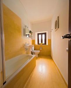 un bagno con vasca, WC e lavandino di Casa de Medina a Medina Sidonia