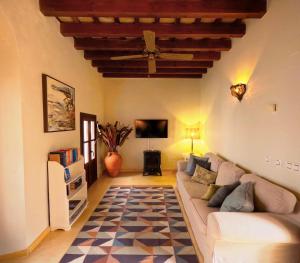 un soggiorno con divano e soffitto di Casa de Medina a Medina Sidonia Altre 15 foto