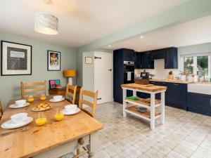 Dapur atau dapur kecil di Stylish Cottage Peaceful Rural Retreat Pass The Keys