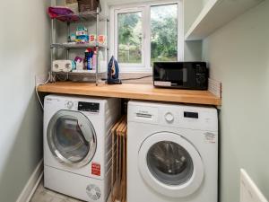 Dapur atau dapur kecil di Stylish Cottage Peaceful Rural Retreat Pass The Keys