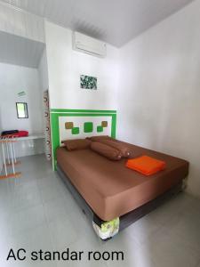 ein Schlafzimmer mit einem großen Bett in einem Zimmer in der Unterkunft AAL Homestay in Sabang + 35 Fotos