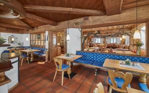 Restaurace v ubytování Aktivhotel & Gasthof Schmelz Ihr Urlaubs Hotel in Inzell mit Wellness Hallenbad, Alpensauna & Dampfbad