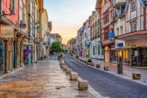 una calle vacía en una ciudad con edificios en Coin de nature en centre-ville, en Troyes
