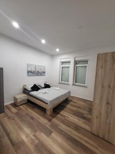 Katil atau katil-katil dalam bilik di Rijeka Capital apartman