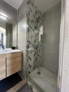 Et badeværelse på Appartement T3 grand jardin