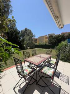 En balkon eller terrasse på Appartement T3 grand jardin + 1 billede