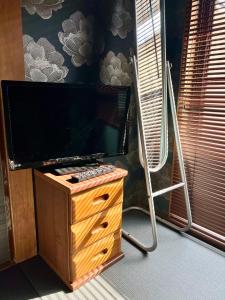 a desk with a television and a ladder in a room at ペットと泊まれる Tatami & B 池上 202 2DK 40m2 in Tokyo +21 photos