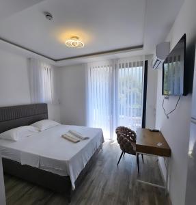 BabalonijaにあるLa Vida Apartmentsのベッドとテーブルと窓のある寝室