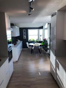 Nhà bếp/bếp nhỏ tại Flott leilighet med topp utsikt