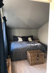 Giường trong phòng chung tại Flott leilighet med topp utsikt