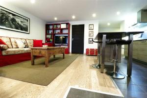 Μια τηλεόραση ή/και κέντρο ψυχαγωγίας στο Cozy Alpine Stay Séjour cosy au centre