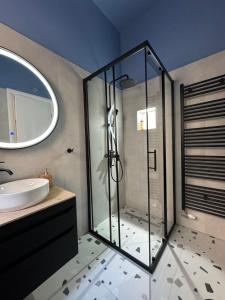 een badkamer met een glazen douche en een wastafel bij Apartman A in the heart of Ferhadija - Parking available in Sarajevo +20 foto's