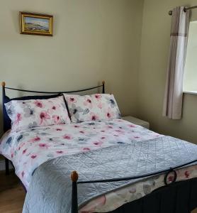 Ένα ή περισσότερα κρεβάτια σε δωμάτιο στο Lake lodging Dungloe 1 mile from Dungloe, 2bdrm max3 adults