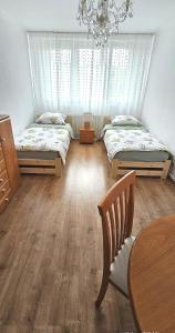 Ένα ή περισσότερα κρεβάτια σε δωμάτιο στο Apartament u Agusi