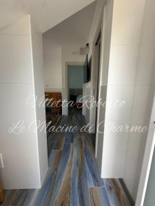 a corridor of a room with a hallway at Villetta Roberto Le Macine di Charme - Pugnochiuso Resort in Vieste