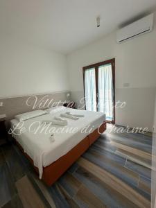 a bedroom with a large bed in a room at Villetta Roberto Le Macine di Charme - Pugnochiuso Resort in Vieste