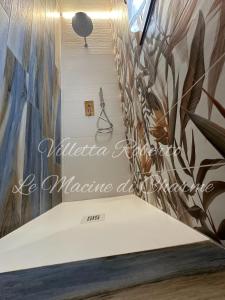 a room with a painting on the wall at Villetta Roberto Le Macine di Charme - Pugnochiuso Resort in Vieste