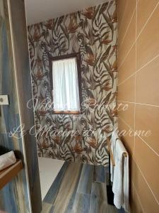 a bathroom with a mirror and a wall at Villetta Roberto Le Macine di Charme - Pugnochiuso Resort in Vieste